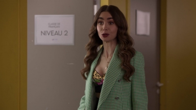 Emily_in_Paris_S02E04_1080p_WEBRip_x265-RARBG_0299.jpg