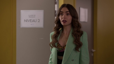 Emily_in_Paris_S02E04_1080p_WEBRip_x265-RARBG_0307.jpg