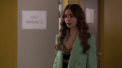 Emily_in_Paris_S02E04_1080p_WEBRip_x265-RARBG_0313.jpg