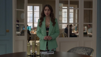 Emily_in_Paris_S02E04_1080p_WEBRip_x265-RARBG_0225.jpg