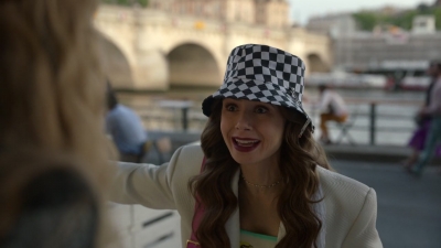 Emily_in_Paris_S02E04_1080p_WEBRip_x265-RARBG_0952.jpg