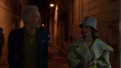 Emily_in_Paris_S02E04_1080p_WEBRip_x265-RARBG_1216.jpg