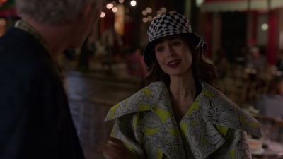 Emily_in_Paris_S02E04_1080p_WEBRip_x265-RARBG_1240.jpg