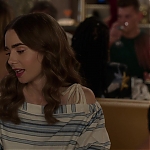 Emily_in_Paris_S02E08_Champagne_Problems_1080p_NF_WEB-DL_DDP5_1_x264-TEPES_0342.jpg