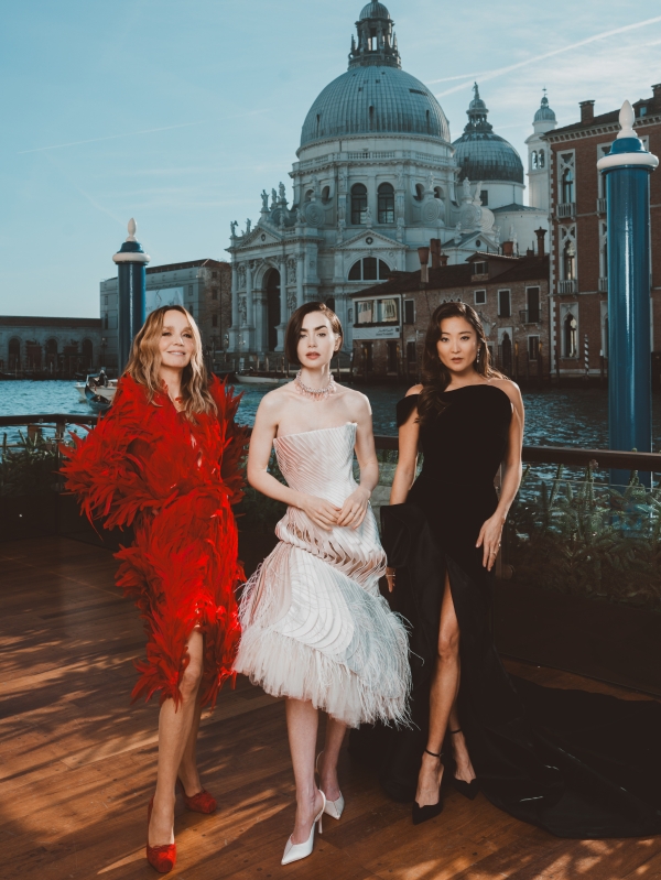 Emily_in_Paris_S5_Venice_CastInVeniceElevatedPhotocall_007.jpg