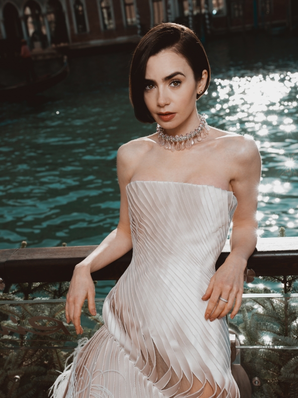 Emily_in_Paris_S5_Venice_CastInVeniceElevatedPhotocall_008.jpg