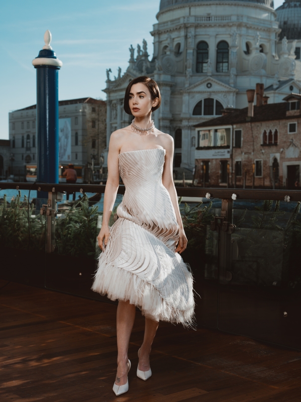 Emily_in_Paris_S5_Venice_CastInVeniceElevatedPhotocall_011.jpg